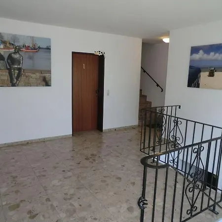 Dyke Space 50 M To The Sea *